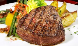 Rinderfilet mit Kartoffelecken, grünen Bohnen und Tomaten