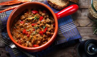 Rindergulasch mit Paprika und Champignons