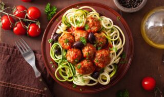 Rinderhackfleischbällchen mit Zoodles