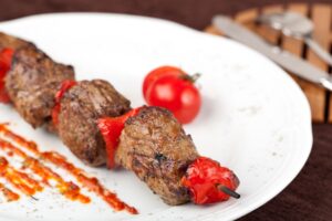 Rinderspieße mit Tomatensalat