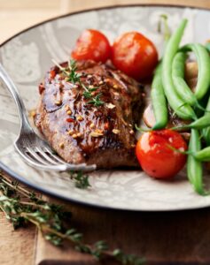 Rindersteak mit grünen Bohnen und Tomaten