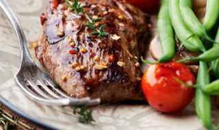 Rindersteak mit grünen Bohnen und Tomaten