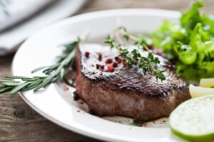 Rindersteak mit Kartoffel, Birne, Schimmelkäse und Salat