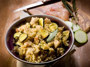 Naturreis mit Geflügel und Zucchini