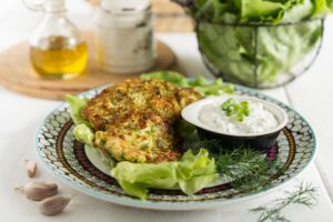 Reibekuchen mit Zucchini und Kräuterdip