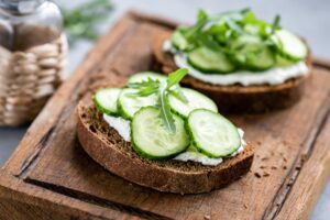 Brot mit veganem Frischkäse, Gurke und Rucola