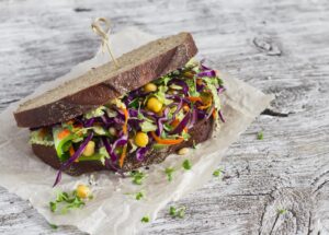 Brot mit Rohkostsalat