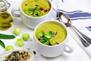 Rosenkohl-Cremesuppe mit Hühnerbrust und Kernmischung