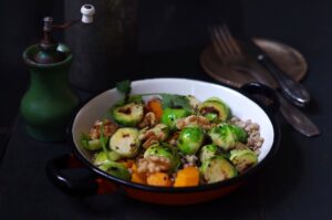 Buchweizen Bowl mit Rosenkohl und Kürbis