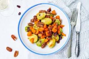 Rosenkohlsalat mit Möhren und Nüssen