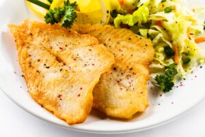 Rotbarschfilet mit Kartoffeln und Salat