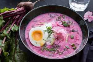 Kalte rote Bete-Suppe mit Gurke, Ei und Joghurt