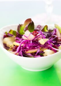 Rotkohlsalat mit Apfel und Ananas