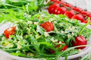 Rucolasalat mit Couscous und Tomaten