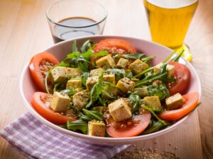 Rucolasalat mit Tofu, Tomaten und Sesam