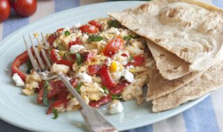 Rührei mit Tomaten, Feta und Tortilla