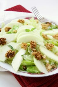 Salat mit Apfel und Walnüssen