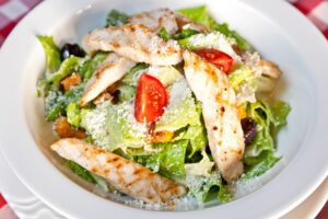 Scharfer Hähnchen-Tomaten-Salat mit Oliven