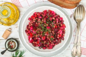 Salat mit Rote Bete, Möhren, Kartoffeln und Erbsen