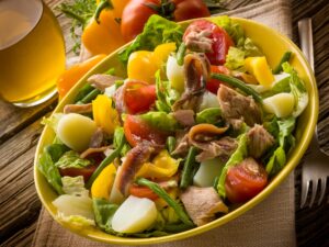 Thunfisch-Sardellensalat mit Kartoffeln und Gemüse