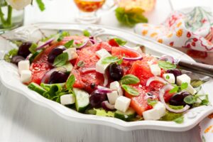 Wassermelonensalat mit Trauben, Gurke und Feta