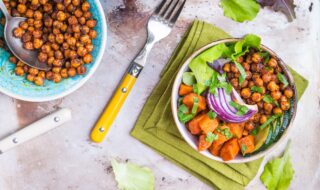 Salat mit Zucchini, Kürbis, Kichererbsen und Tofu-Dressing