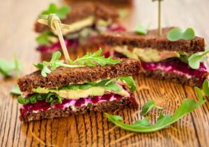 Sandwich mit Avocado, rote Bete und Rucola