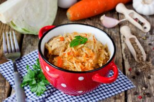 Sauerkraut mit Fleisch, Möhren und Paprika