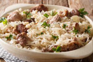 Sauerkraut mit Gerste, Fleisch und Zwiebeln