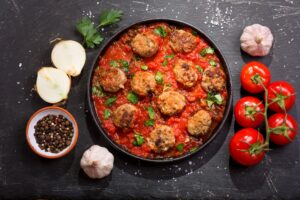 Scharfe Hackbällchen aus Geflügel in Tomatensauce