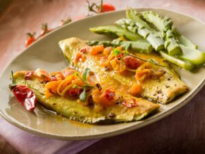 Schollenfilet mit Spargel, Paprika und Tomate