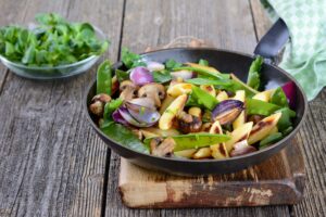 Schupfnudeln mit Zuckerschoten, Champignons und Zwiebeln