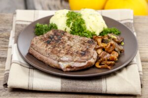 Schweinesteak mit Pfifferlingen und Kartoffelpüree