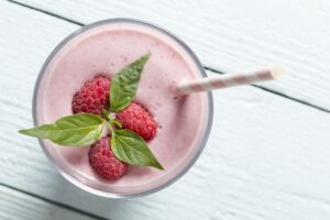 Milchshake mit Himbeeren, Mandeln und Quark