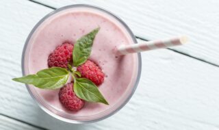 Milchshake mit Himbeeren, Mandeln und Joghurt