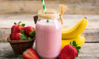 Joghurt-Milchshake mit Banane und Erdbeeren