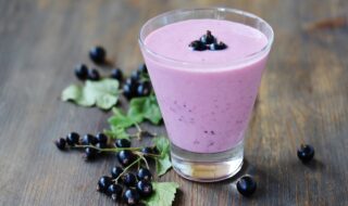 Sojamilchshake mit Johannisbeeren und Cashewkernen