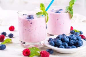 Milchshake mit Quark, Beeren und Banane