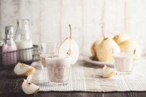 Mandelmilchshake mit Quark, Birne und Zitronensaft