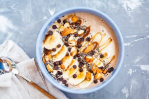 Bananen-Smoothie Bowl mit Cashewmus und Kakaonibs