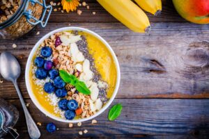 Mango-Smoothie Bowl mit Banane und Physalis