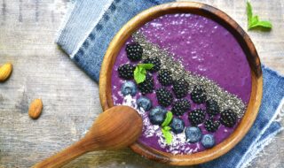 Brombeeren-Smoothie Bowl mit Blaubeeren