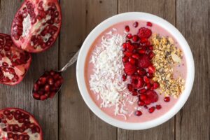 Himbeer-Smoothie Bowl mit Granatapfelkernen