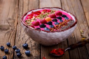 Beeren-Smoothie Bowl mit gerösteten Mandelblättchen