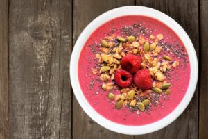 Smoothie Bowl mit Himbeeren und Kokoswasser