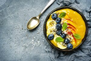 Smoothie-Bowl mit Mango, Banane, Nektarine und Blaubeeren