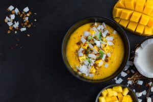 Mango-Smoothie Bowl mit Kokosmilch