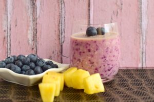 Smoothie mit Ananas und Blaubeeren