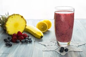 Smoothie mit Blaubeeren, Himbeeren, Banane und Ananas