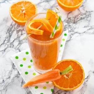 Smoothie mit Möhren, Banane, Orange und Ingwer